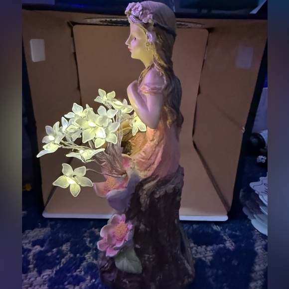 Beautiful girl with led glowing flowers - Picture 3 of 10